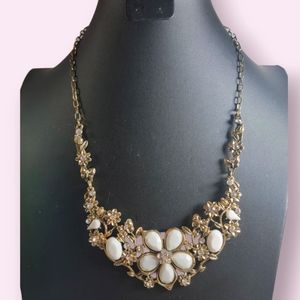 WHITE FLOWERS ACRYLIC STATEMENT NECKLACE